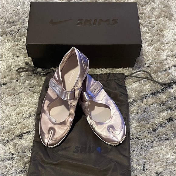 NikeSKIMS Rift Satin - Picture 7 of 8